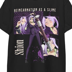 Könnte beinhalten: Schwarzes T-Shirt mit einem Grafikdesign aus "Reincarnation as a Slime". Das Design zeigt die Figur Shion mit lila Haaren und einem lila Outfit, zusammen mit dem Titel der Serie und Shions Namen in weißer Schrift. Das Design enthält mehrere Bilder von Shion.