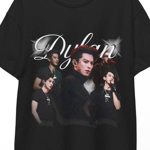 Könnte beinhalten: Schwarzes T-Shirt mit einer Collage von Bildern einer Person und dem Namen "Dylan" in einer stilisierten Schrift. Die Bilder sind in Schwarz, Weiß und Grau gehalten.