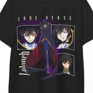 Könnte beinhalten: Schwarzes T-Shirt mit Anime-Charakterkunst aus Code Geass. Das Design umfasst drei Charakterporträts und die Texte "CODE GEASS" und "Lelouch" in Weiß. Das T-Shirt hängt an einem Holzkleiderbügel.