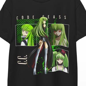 Peut inclure: T-shirt noir avec un graphisme de l'anime Code Geass. Le design comprend plusieurs images d'un personnage aux longs cheveux verts, le texte "CODE GEASS" et les initiales du personnage, "C.C."