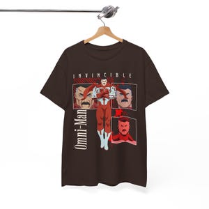 Camiseta gráfica inspirada en Invincible, estilo Mark Grayson, regalo, ropa urbana, camiseta unisex para fans de la épica serie animada, anime y cómic. Dark Chocolate