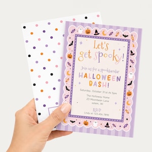 Könnte beinhalten: Eine rechteckige Halloween-Partyeinladung mit einem hellviolett gestreiften Rand, der mit kleinen Symbolen von Kürbissen, Geistern, Fledermäusen und Süßigkeiten verziert ist. Der Text lautet Let's get spooky! Join us for a spooktacular HALLOWEEN BASH!