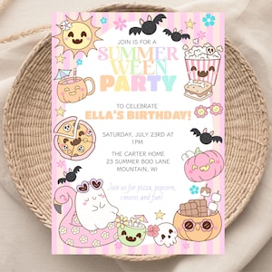 Può includere: Un invito rosa pastello per una festa di Summerween, con illustrazioni di cartoni animati di un sole, pipistrelli, popcorn, pizza, una zucca e un fenicottero. Il testo recita: "Unisciti a noi per pizza, popcorn, s'mores e divertimento!"