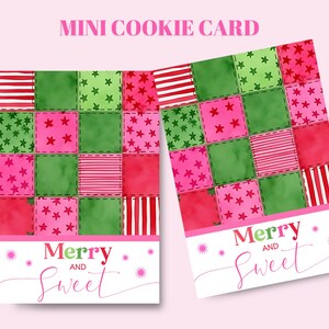 Può includere: Due mini biglietti per biscotti con un design patchwork in rosa, verde e rosso. Le carte hanno uno striscione bianco in basso con le parole "Merry and Sweet" in corsivo. La parte superiore delle carte recita "Mini Cookie Card".