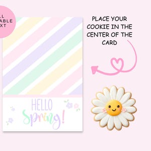 Puede incluir: Una tarjeta en colores pastel con rayas diagonales y las palabras "Hello Spring!". Una galleta con forma de margarita con una cara sonriente está al lado de la tarjeta. También está presente el texto "Coloca tu galleta en el centro de la tarjeta".