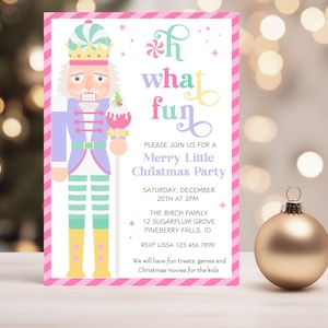 Könnte beinhalten: Eine Weihnachtsparty-Einladung mit einem rosa gestreiften Rand zeigt einen Cartoon-Nussknacker in einem lila Mantel und grün gestreiften Hosen. Die Einladung lautet "What Fun" und enthält Party-Details.