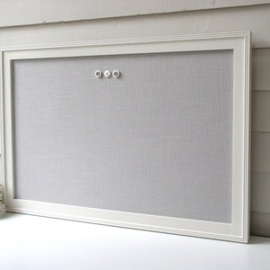 TABLÓN DE ANUNCIOS DE LINO - Pizarra magnética con marco en tela gris claro - 52 x 67 cm con marco hecho a mano - Tablón de mensajes