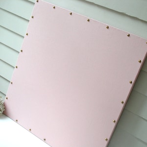 Pretty in Pink magneetbord - MAGNETIC Organization Bulletin Board 23 x 23 inch - met messing bekleding spijkerkopspijkers en knoopmagneten