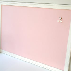 MAGNETISCH BULLETINBOARD voor meisjes ingelijst memobord zachtroze katoenweefsel luxe formaat 26,5 x 38,5 handgemaakte lijst en vintage knoopmagneten