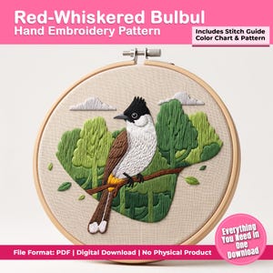 Könnte beinhalten: Ein runder Holzstickrahmen mit einem Handstickmuster eines Rotohrbülbüls, das auf einem Ast sitzt. Der Vogel hat einen schwarzen Kamm, eine weiße Brust, braune Flügel und gelbe Schwanzfedern vor einem Hintergrund aus grünem Wald.
