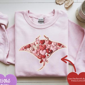 Manta Rochen Valentine Faux Patchwork Liebe Herz Sweatshirt, Küsten Kokette Stingray Hai Liebhaber Geschenk, Meeresbiologie SCUBA Taucher Rundhalsausschnitt