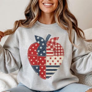Sudadera Strawberry USA con estampado de retazos, camiseta patriótica del 4 de julio, jersey de cuello redondo estilo cottagecore americano con estampado de frutas veraniegas, top vaquero de rayas y bayas.