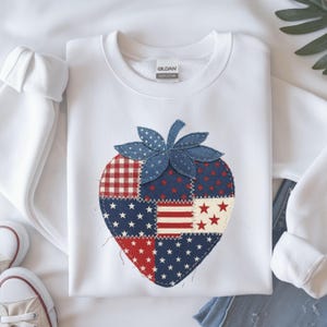 Sudadera Strawberry USA con estampado de retazos, camiseta patriótica del 4 de julio, jersey de cuello redondo estilo cottagecore americana, top de verano con estampado de frutas, estrellas y rayas.
