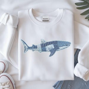 Walvishaai faux patchwork denim sweater, zeedier ronde hals, oceaanliefhebber cadeau, marine biologie trui, oceaanduiken liefhebbers cadeau