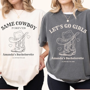 Può includere: Due magliette, una avorio e una pepe, con una grafica di cappello e stivali da cowboy. La maglietta avorio dice "Same Cowboy Forever" e la maglietta pepe dice "Let's Go Girls". Entrambe le magliette dicono "Amanda's Bachelorette, Austin TX 2025".