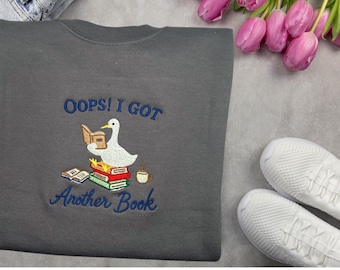 うっかり本がまた届いた！スウェットシャツ - 刺繍入りグースクルーネック 読書好きへのギフト | Silly Goose