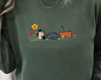 花柄の猫の刺繍入りシャツ、かわいい猫のTシャツ、おしゃれな動物柄シャツ、居心地の良い自然柄の猫、猫好きへのギフト
