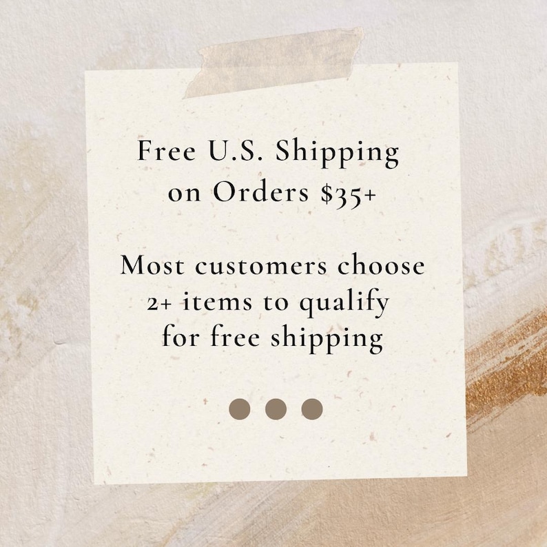 以下が含まれることがあります： 「Free U.S. Shipping on Orders $35+」と「Most customers choose 2+ items to qualify for free shipping」というテキストが書かれたベージュ色の付箋。テクスチャ加工された背景に貼られています。