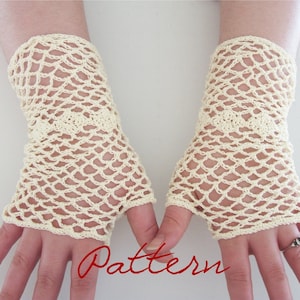 Könnte beinhalten: Ein Paar cremefarbene fingerlose Häkelhandschuhe mit einem zarten Spitzenmuster. Die Handschuhe sind aus feinem Garn gefertigt und haben ein lockeres, luftiges Gefühl.