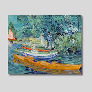 Pode incluir: Pintura impressionista de uma cena de rio com vários barcos. Os barcos são de várias cores, incluindo laranja, azul e branco. Há figuras nos barcos e na margem do rio. Uma folhagem verde exuberante e um céu azul completam a cena.