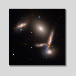 Puede incluir: Una imagen de un cúmulo de galaxias sobre un fondo negro. Se ven varias galaxias, de formas y tamaños variados. Algunas parecen espirales, otras elípticas. Estrellas brillantes y cúmulos de estrellas están dispersos por toda la imagen.