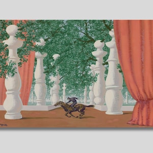 Puede incluir: Pintura surrealista que representa una carrera de caballos. La escena presenta grandes estructuras blancas con forma de piezas de ajedrez, exuberante vegetación y un jinete sobre un caballo marrón. Cortinas rojas enmarcan los lados.