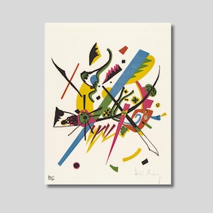 Op de afbeelding: Abstracte kunstafdruk met een kleurrijke compositie van geometrische vormen en lijnen. Het kunstwerk bevat een grote blauwe rechthoek, gele cirkels en diverse andere vormen in rood, groen en zwart. Gesigneerd rechtsonder.