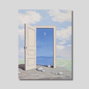 Puede incluir: Pintura surrealista de una puerta blanca abierta que revela un cielo nocturno con una luna creciente y estrellas. La puerta está sobre una superficie rocosa, con un paisaje al fondo. El cielo es una mezcla de nubes azules y blancas.