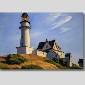 Może przedstawiać: Obraz białej latarni morskiej z czarnym dachem i czerwonym światłem na tle błękitnego nieba z chmurami. Latarnia stoi na wzgórzu z zielonymi krzewami i budynkiem z czerwonym dachem. Dzieło sztuki oddaje nadmorską atmosferę.