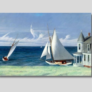 Op de afbeelding: Een schilderij van zeilboten op de oceaan met een huis op de achtergrond. De zeilboten hebben witte zeilen en varen op blauw water. Het huis is wit met een grijs dak en een kleine toren. De lucht is blauw met witte wolken.