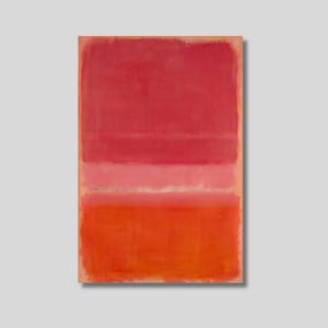 Op de afbeelding: Abstract schilderij met horizontale kleurstroken. De bovenste strook is dieprood, gevolgd door een lichter roze en dan een levendig oranje aan de onderkant. Het kunstwerk heeft een textuur.