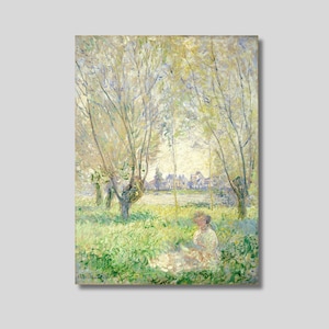 Puede incluir: Una pintura impresionista representa una escena exterior serena. Altos árboles con follaje verde claro y amarillo enmarcan una zona herbosa donde una figura está sentada. Los edificios son visibles en la distancia, bajo un cielo brillante. La obra evoca tranquilidad.
