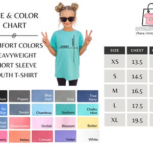 Pode incluir: Uma tabela de tamanhos e cores de camisetas juvenis com uma menina vestindo uma camiseta turquesa de manga curta. A tabela inclui medidas de peito e comprimento em polegadas e amostras de cores como preto, cinza e blue jean.