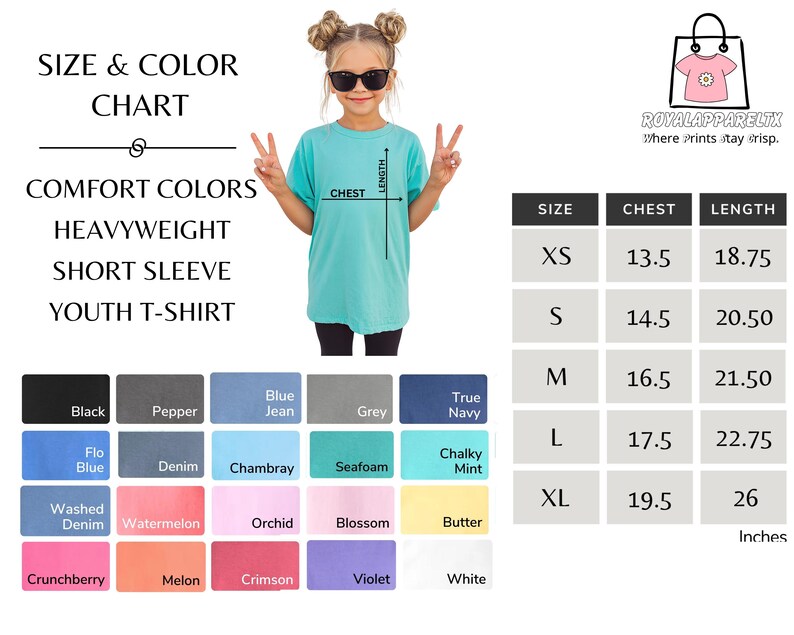 Pode incluir: Uma tabela de tamanhos e cores de camisetas juvenis com uma menina vestindo uma camiseta turquesa de manga curta. A tabela inclui medidas de peito e comprimento em polegadas e amostras de cores como preto, cinza e blue jean.