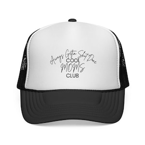 Può includere: Cappellino da camionista bianco e nero con visiera curva. Il pannello frontale bianco presenta la scritta nera "Always Gettin Shit Done COOL MOMS CLUB".