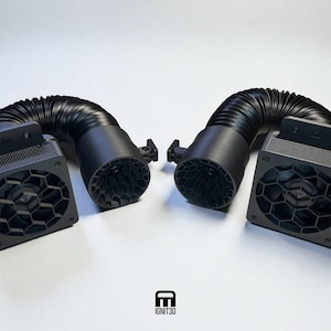 Könnte beinhalten: Zwei schwarze, 3D-gedruckte Luftkanalsysteme. Jedes System besteht aus einem Lüfter mit Wabenmuster, einem flexiblen Wellrohr und einer Halterung. Konzipiert für die Luftzirkulation.