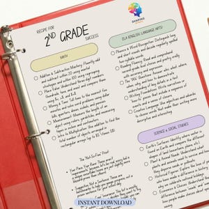 Puede incluir: Una carpeta roja con contenido educativo para 2º grado, que incluye matemáticas, ELA y temas de ciencias. Las páginas presentan listas de objetivos de aprendizaje y el texto "Descarga instantánea."