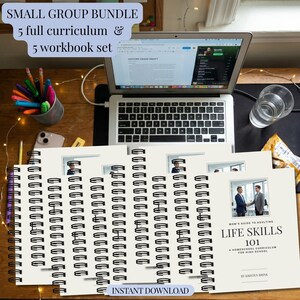 Puede incluir: Un paquete para grupos pequeños que contiene cinco planes de estudio completos y cinco cuadernos de trabajo titulados Life Skills 101: A Homeschool Curriculum for High School de Kristen Brink. Los libros encuadernados en espiral muestran a dos personas.