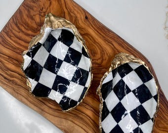 Zwart-wit geruite oesterschelp | Handgeschilderde gouden rand | Elegant kustdecor