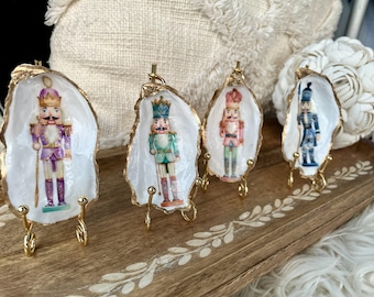 Ornament notenkraker oesterschelp: handgemaakt vakantiedecor aan de kust