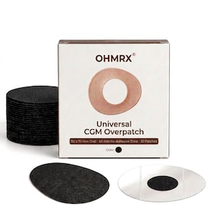 Puede incluir: Una caja cuadrada blanca etiquetada como OHMRX Universal CGM Overpatch con una pila de parches ovalados negros a la izquierda. La caja muestra una forma ovalada de 80 x 70 mm con una zona sin adhesivo de 40 mm, conteniendo 30 parches. Se muestran un parche negro y un soporte blanco.