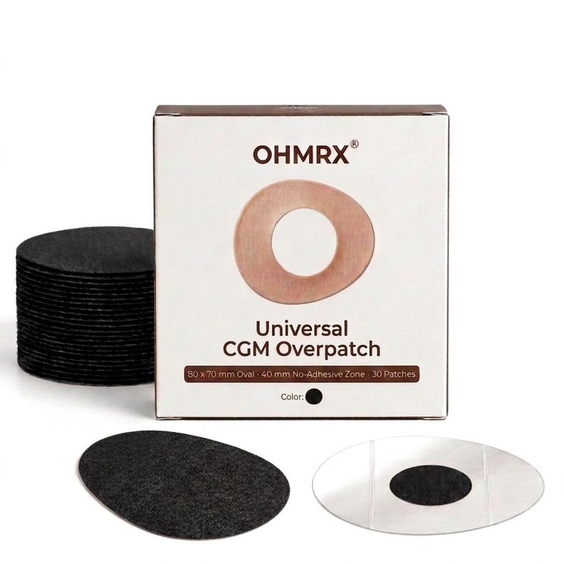 Puede incluir: Una caja cuadrada blanca etiquetada como OHMRX Universal CGM Overpatch con una pila de parches ovalados negros a la izquierda. La caja muestra una forma ovalada de 80 x 70 mm con una zona sin adhesivo de 40 mm, conteniendo 30 parches. Se muestran un parche negro y un soporte blanco.