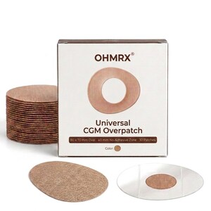 Puede incluir: Una caja de OHMRX Universal CGM Overpatch que contiene 30 parches adhesivos ovalados de color bronceado. La caja muestra el texto 80 x 70 mm Oval, 40 mm No-Adhesive Zone, 30 Patches. Una pila de parches y dos parches individuales est&aacute;n al frente.