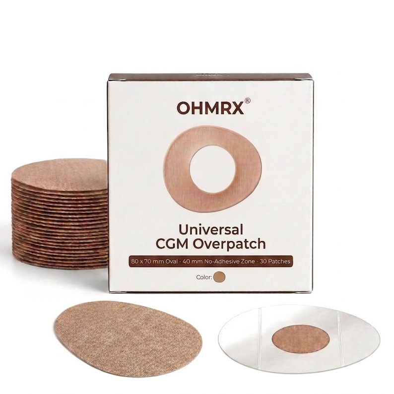 Puede incluir: Una caja de OHMRX Universal CGM Overpatch que contiene 30 parches adhesivos ovalados de color bronceado. La caja muestra el texto 80 x 70 mm Oval, 40 mm No-Adhesive Zone, 30 Patches. Una pila de parches y dos parches individuales est&aacute;n al frente.