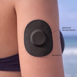 Puede incluir: Un parche adhesivo negro de forma ovalada dise&ntilde;ado para un sensor de glucosa. El parche presenta una superficie texturizada con un recorte circular central. Las etiquetas de texto se&ntilde;alan Advanced Glucose Sensor y Ergonomic Fit en el borde.