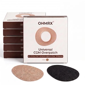 Puede incluir: Una pila de cinco cajas blancas y marrones etiquetadas como OHMRX Universal CGM Overpatch, con el texto 80 x 70 mm Oval - 40 mm No-Adhesive Zone - 30 Patches. Dos parches adhesivos ovalados están colocados delante, uno beige y otro negro.