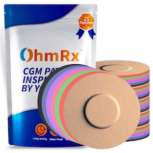 Peut inclure: Un paquet de patchs OhmRx CGM et une pile de patchs circulaires de différentes couleurs. Le paquet est blanc et bleu avec le texte "OhmRx" et "CGM Patches". Les patchs sont beiges, noirs, violets, verts et rouges.