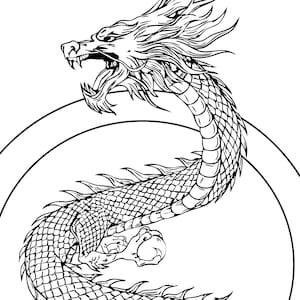 Op de afbeelding: Een gedetailleerde zwart-wit illustratie van een draak in een cirkel. De draak is afgebeeld met schubben, klauwen en een lange, vloeiende staart. De kop van de draak is open, tegen een witte achtergrond.
