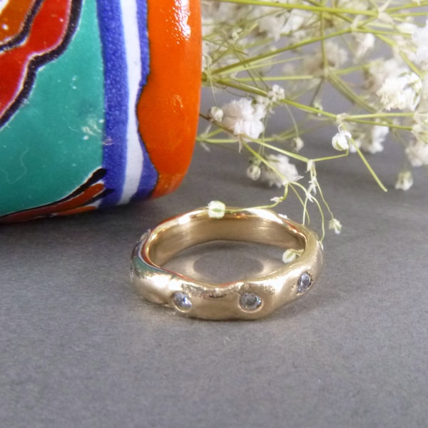 AURORA RING, Gouden bronzen ring met fonkelende stenen rond de omtrek, Organische Stapelbare Ring, Stapelring