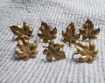 Juego de 7 servilleteros vintage dorados con forma de hoja de arce para la decoración de la mesa de Acción de Gracias en otoño.